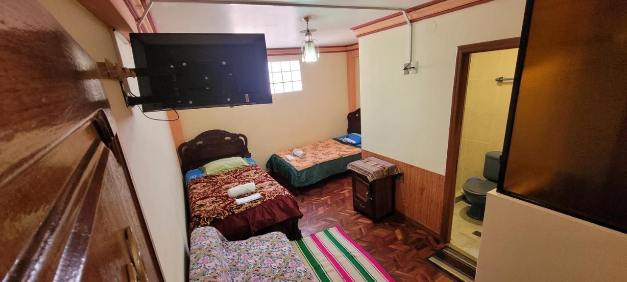 コパカバーナ Hostal Sol Y Luna Bed & Breakfast エクステリア 写真