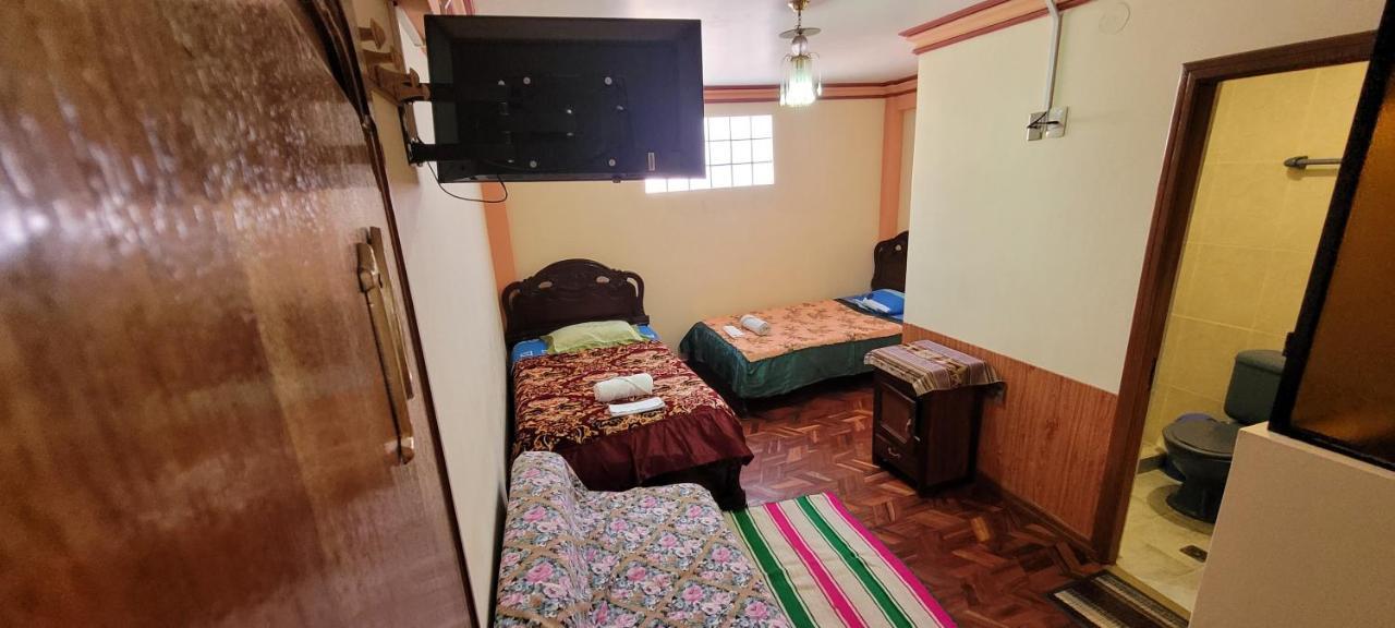 コパカバーナ Hostal Sol Y Luna Bed & Breakfast エクステリア 写真