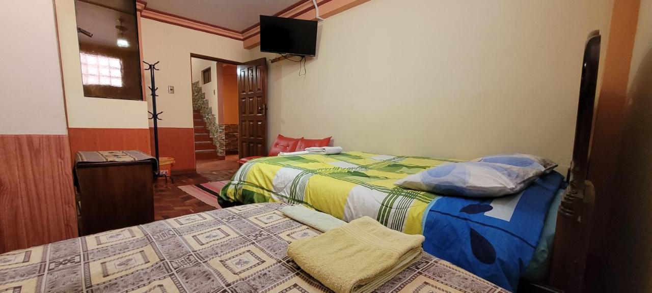 コパカバーナ Hostal Sol Y Luna Bed & Breakfast エクステリア 写真