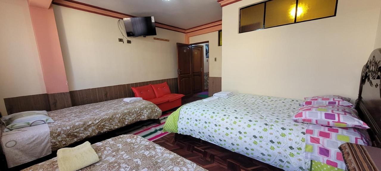 コパカバーナ Hostal Sol Y Luna Bed & Breakfast エクステリア 写真