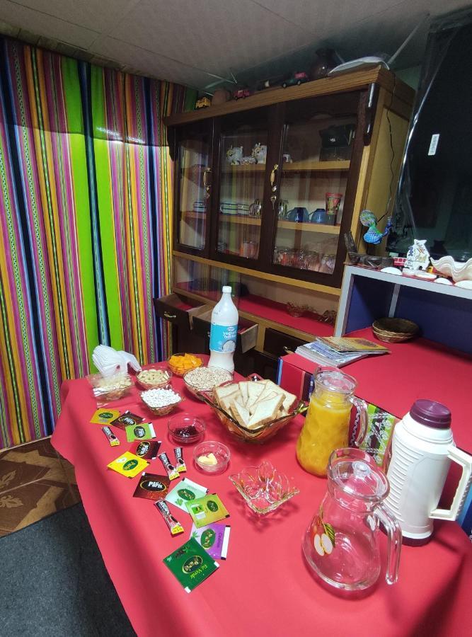 コパカバーナ Hostal Sol Y Luna Bed & Breakfast エクステリア 写真